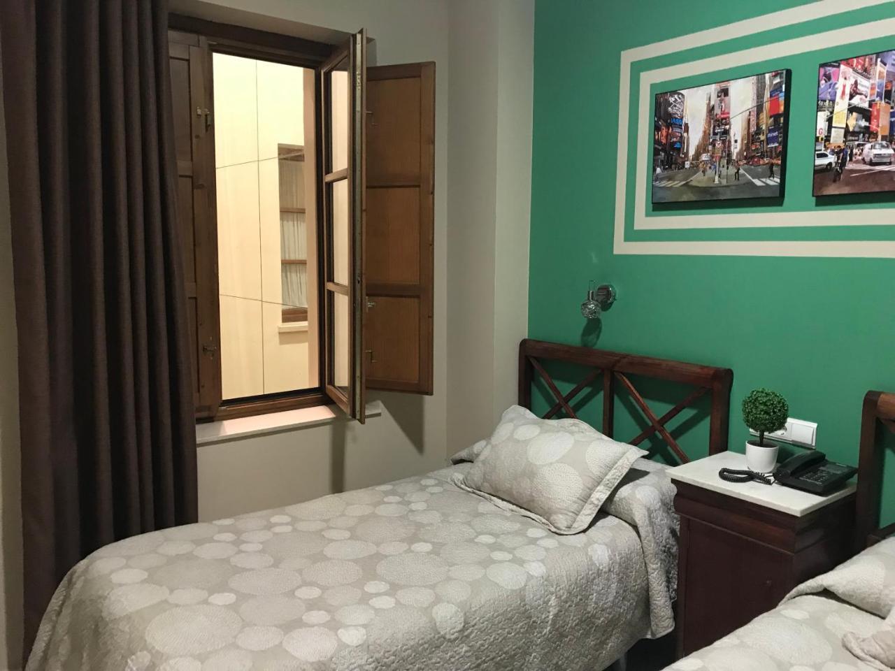 Hostal Puerta Carmona Севиля Екстериор снимка