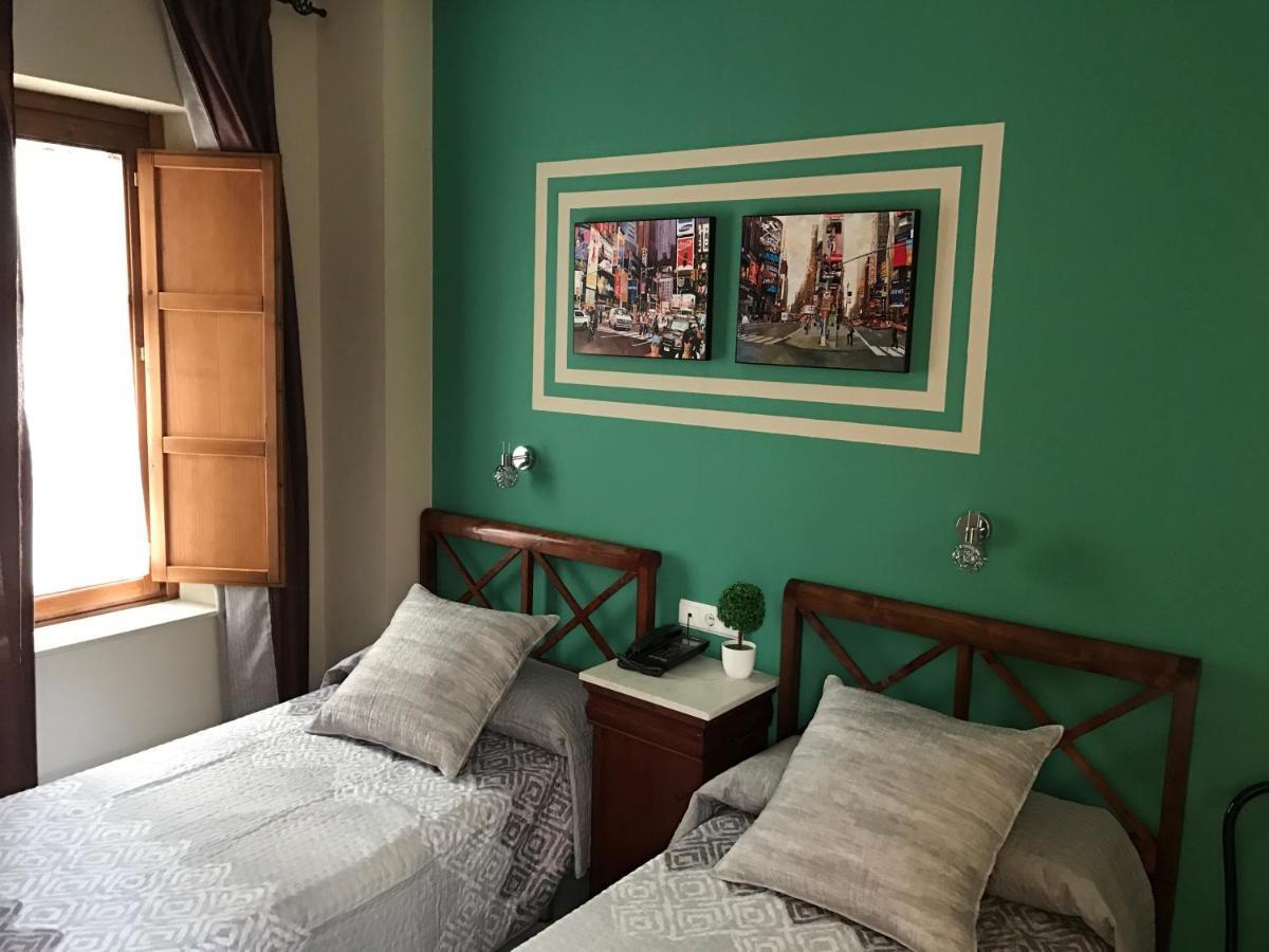 Hostal Puerta Carmona Севиля Екстериор снимка